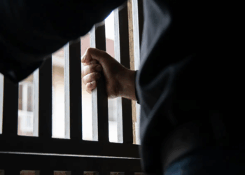 Cristão compartilha o evangelho em campo de deportados